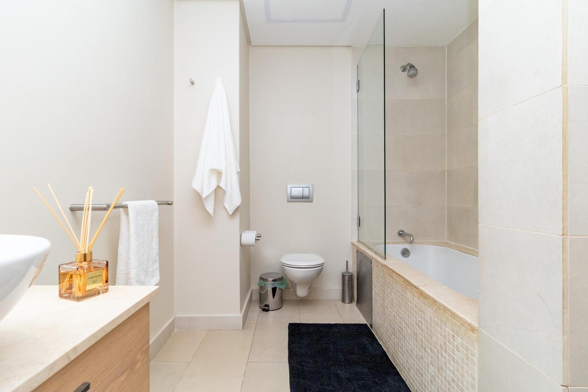 2 Bedroom Unit In Centre Kaapstad