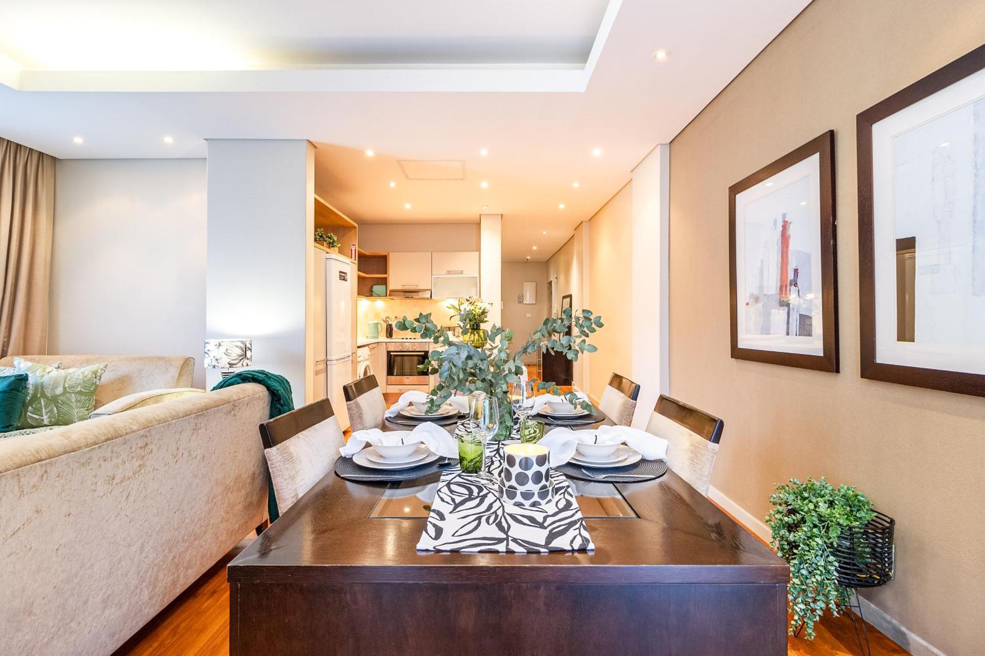 2 Bedroom Unit In Centre * Kaapstad